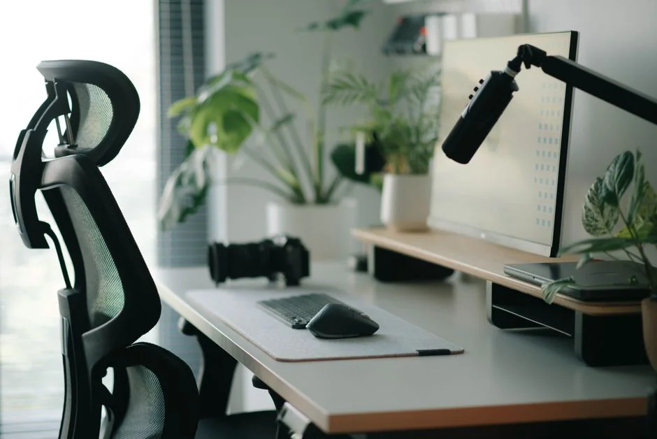Un espace de travail élégant avec un ordinateur portable et des écrans affichant un logiciel de design.